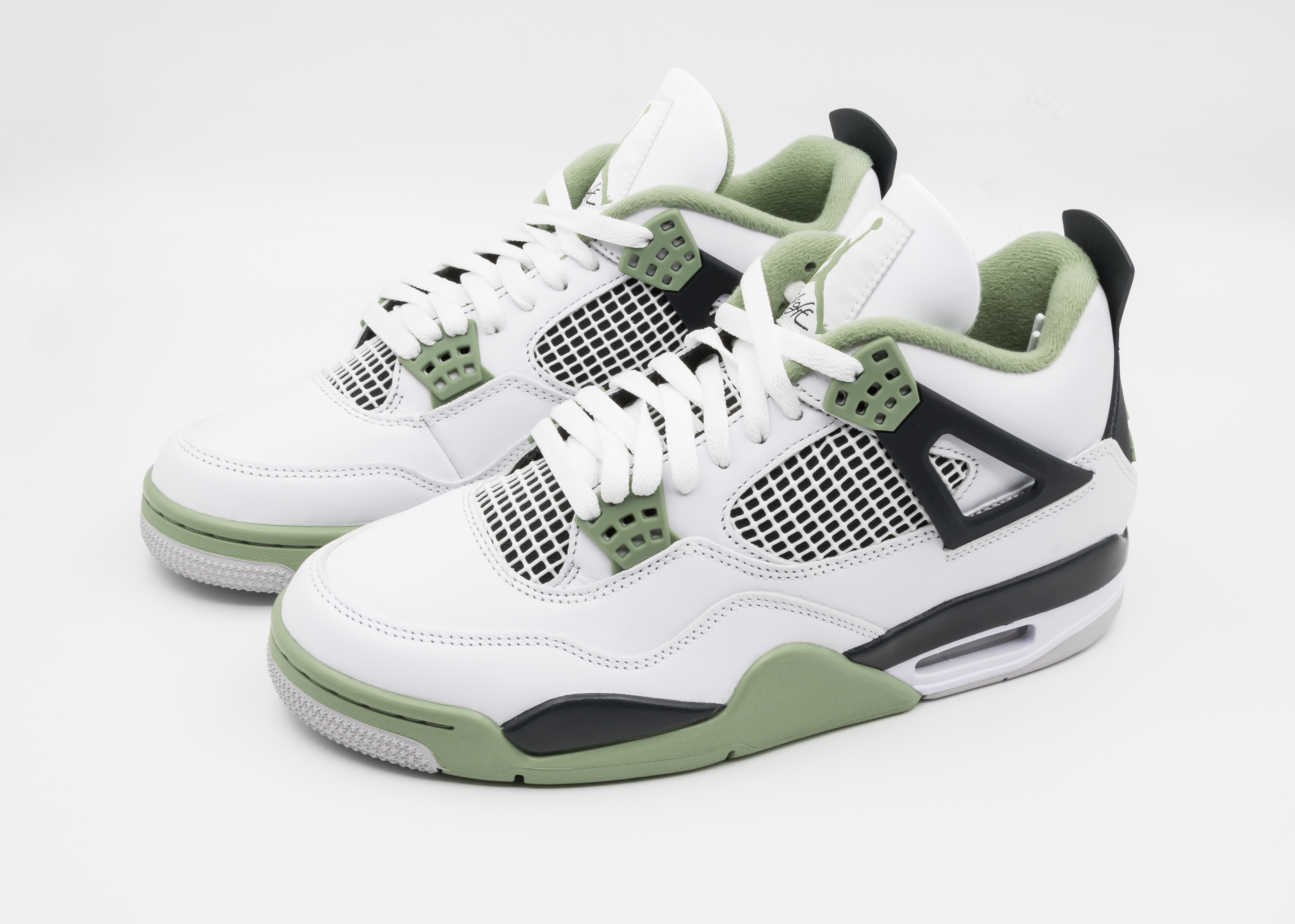 白と淡い緑のAir Jordan 4 Seafoam。2023年撮影の左右一組