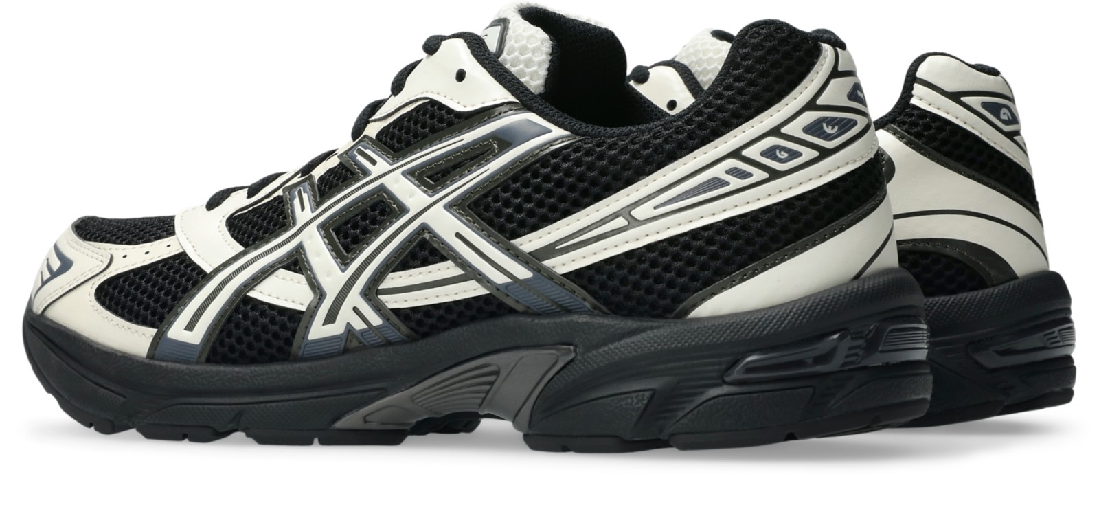 斜め後ろのペア：踵とソールの厚み。写真：ASICS公式1203A609-001商品ページ