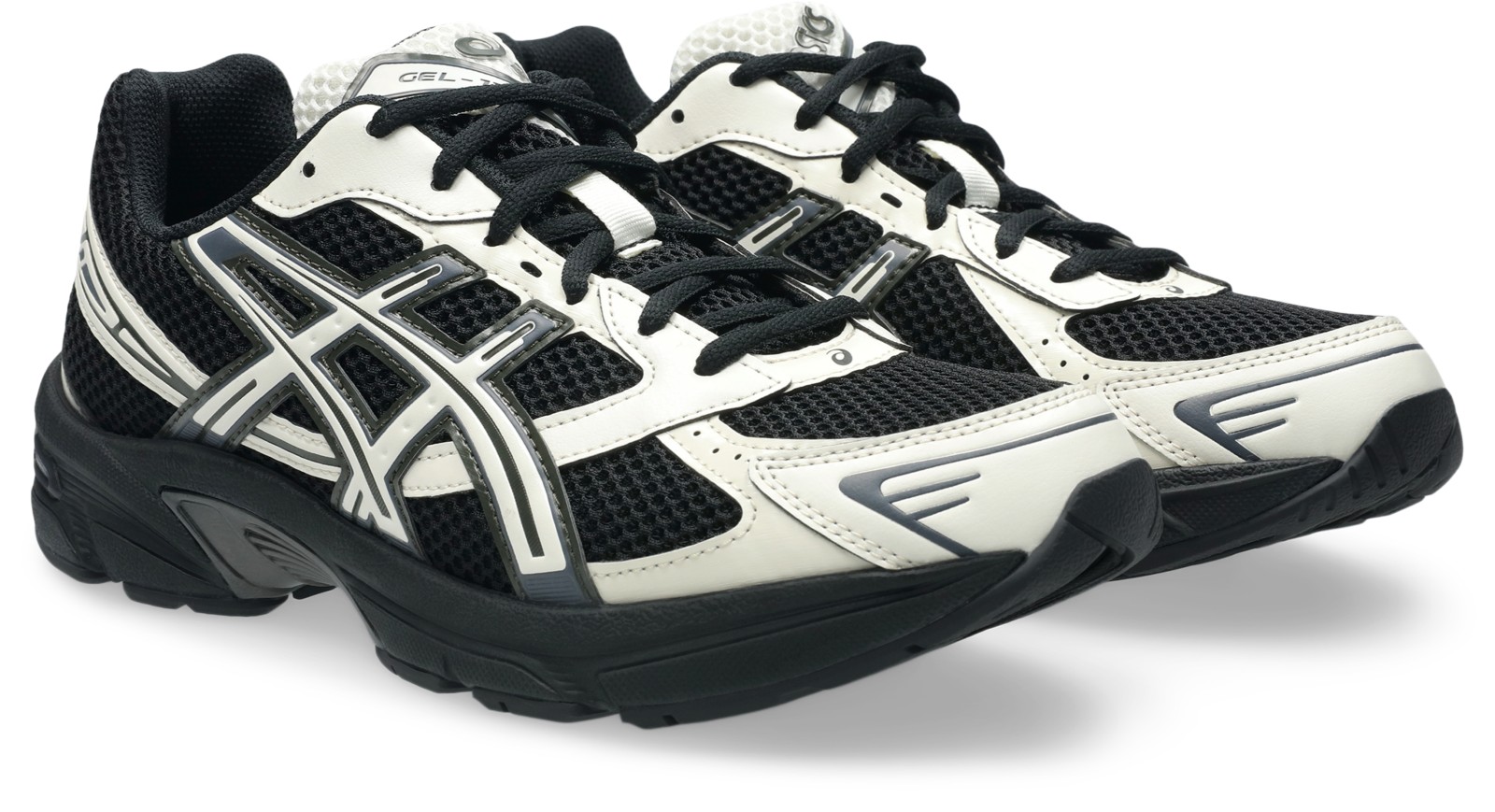斜め前のペア：つま先と黒いひも。写真：ASICS公式1203A609-001商品ページ