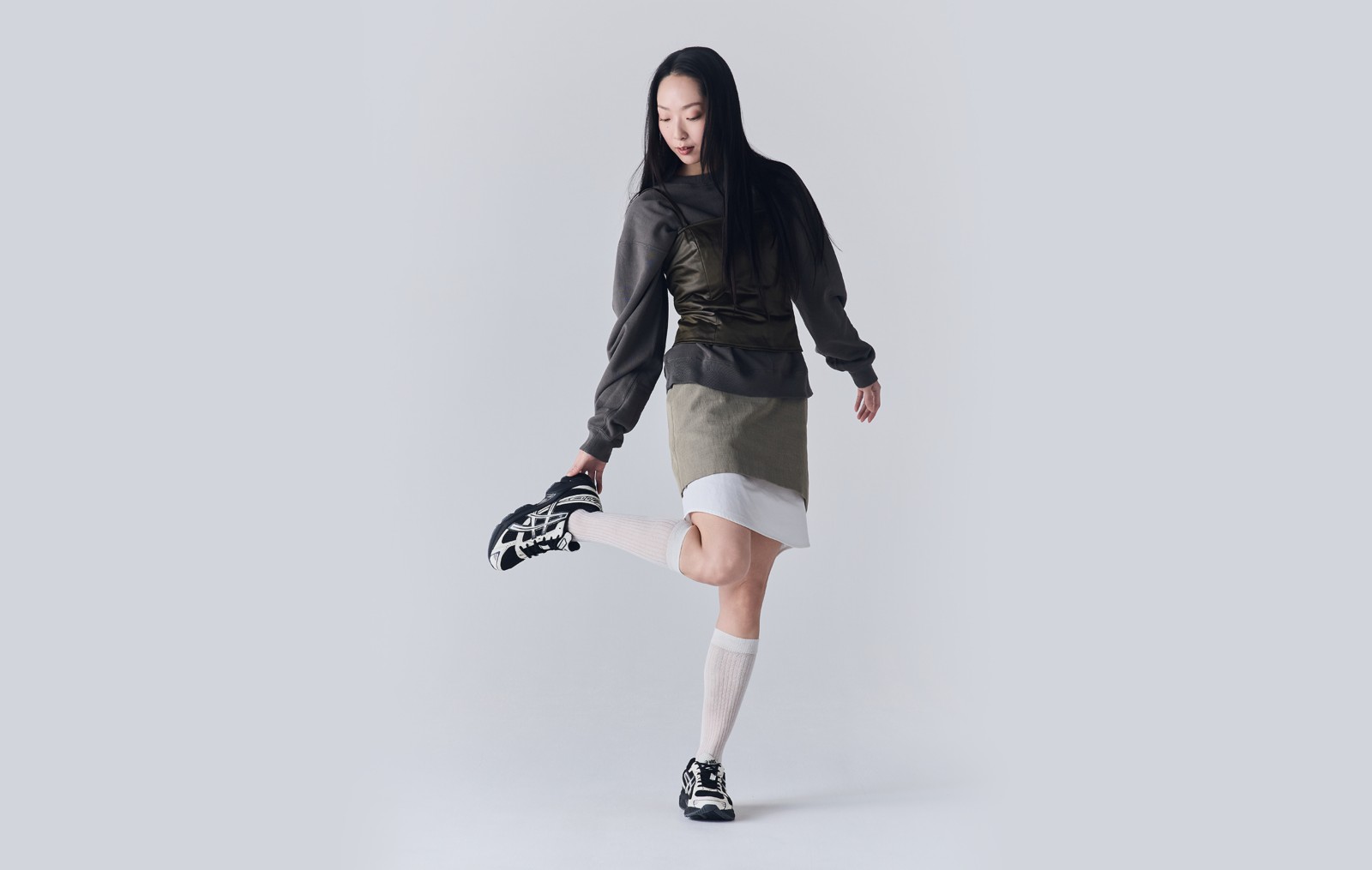 着用例：白いソックスとスカート。写真：ASICS公式1203A609-001商品ページ