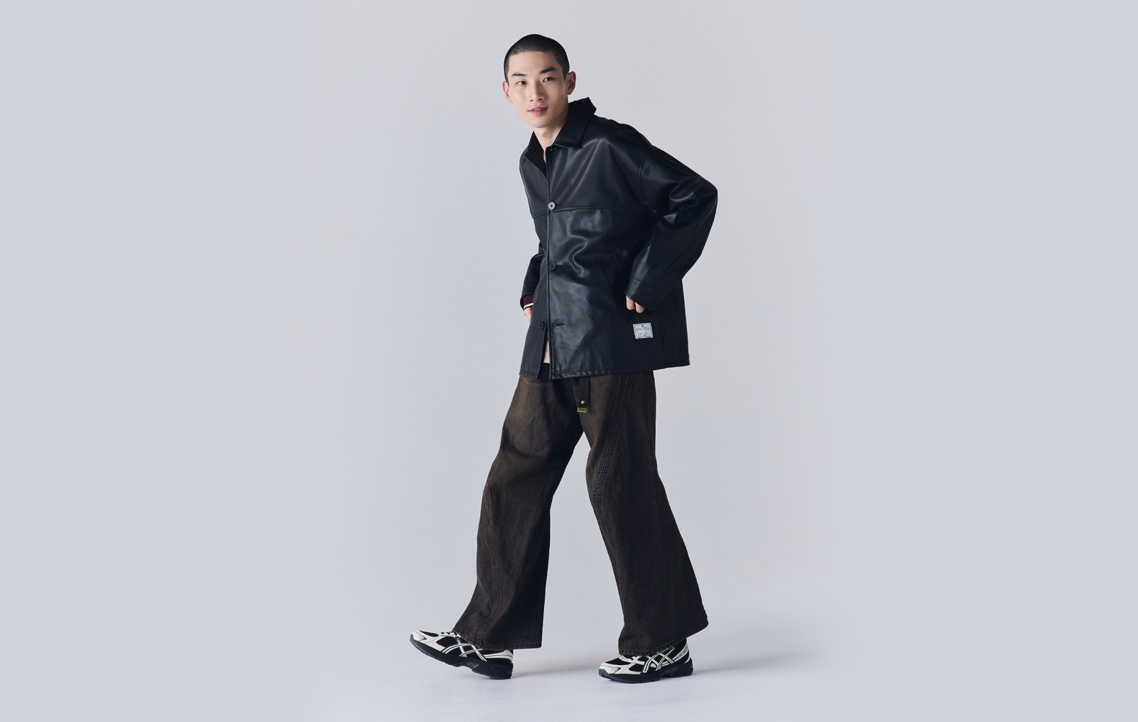 着用例：濃い色の太いパンツ。写真：ASICS公式1203A609-001商品ページ