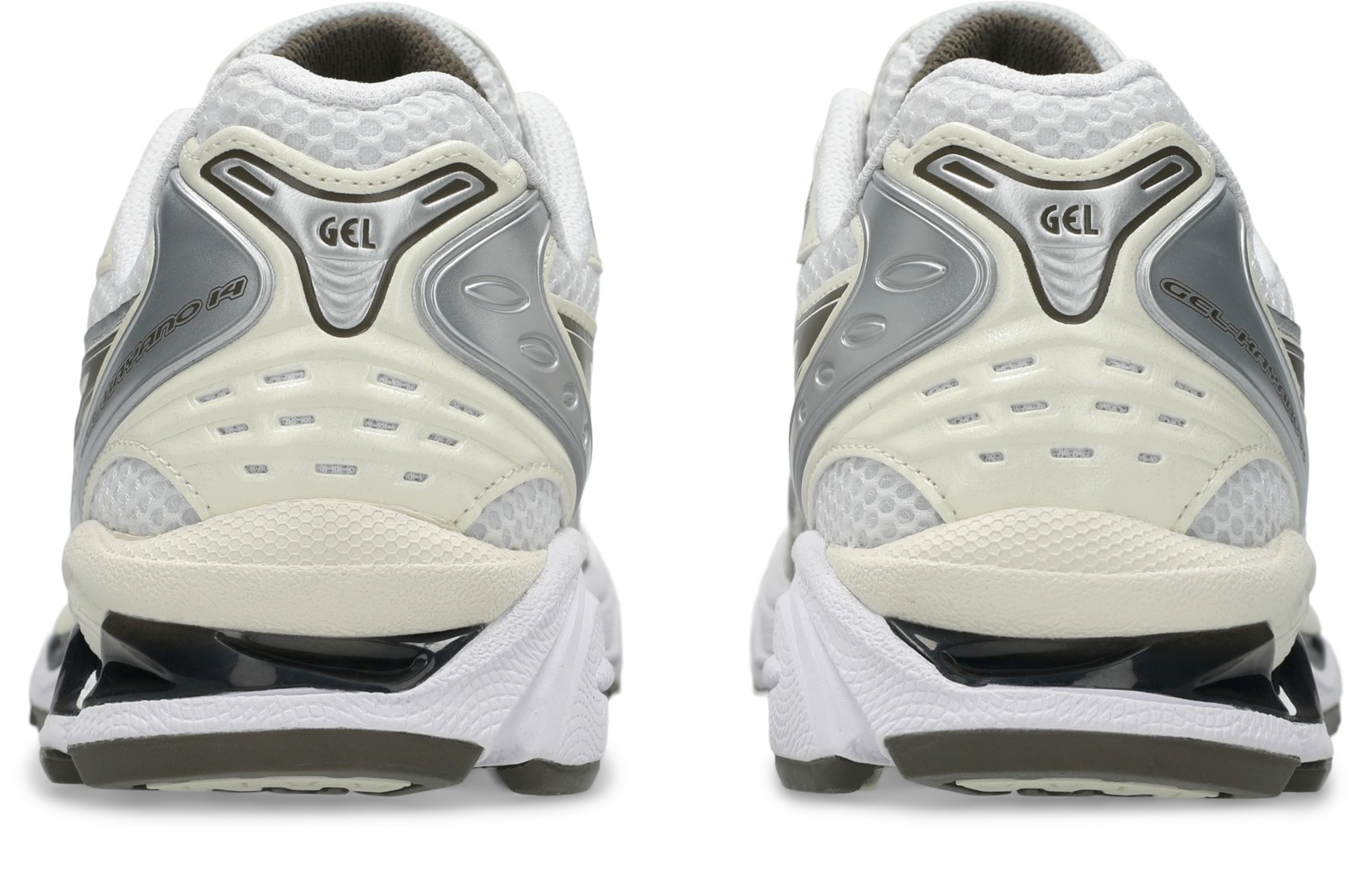 真後ろ：銀色パネルとGELの文字。写真：ASICS公式1203A537-111商品ページ