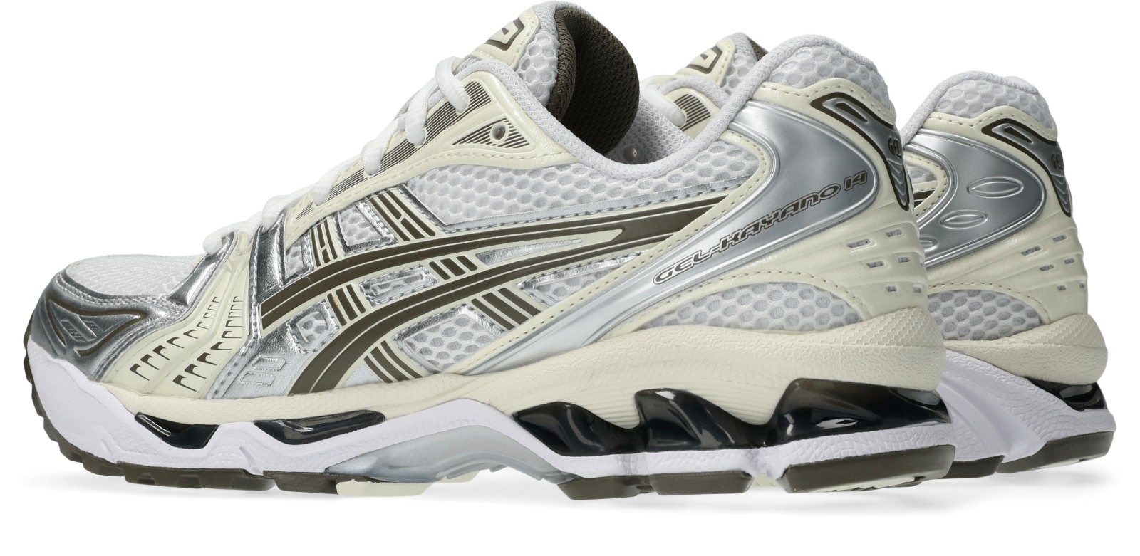 斜め後ろ：モデル名と立体的なソール。写真：ASICS公式1203A537-111商品ページ