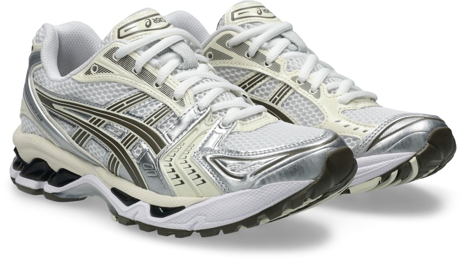 斜め前：白いひもとつま先の重なり。写真：ASICS公式1203A537-111商品ページ