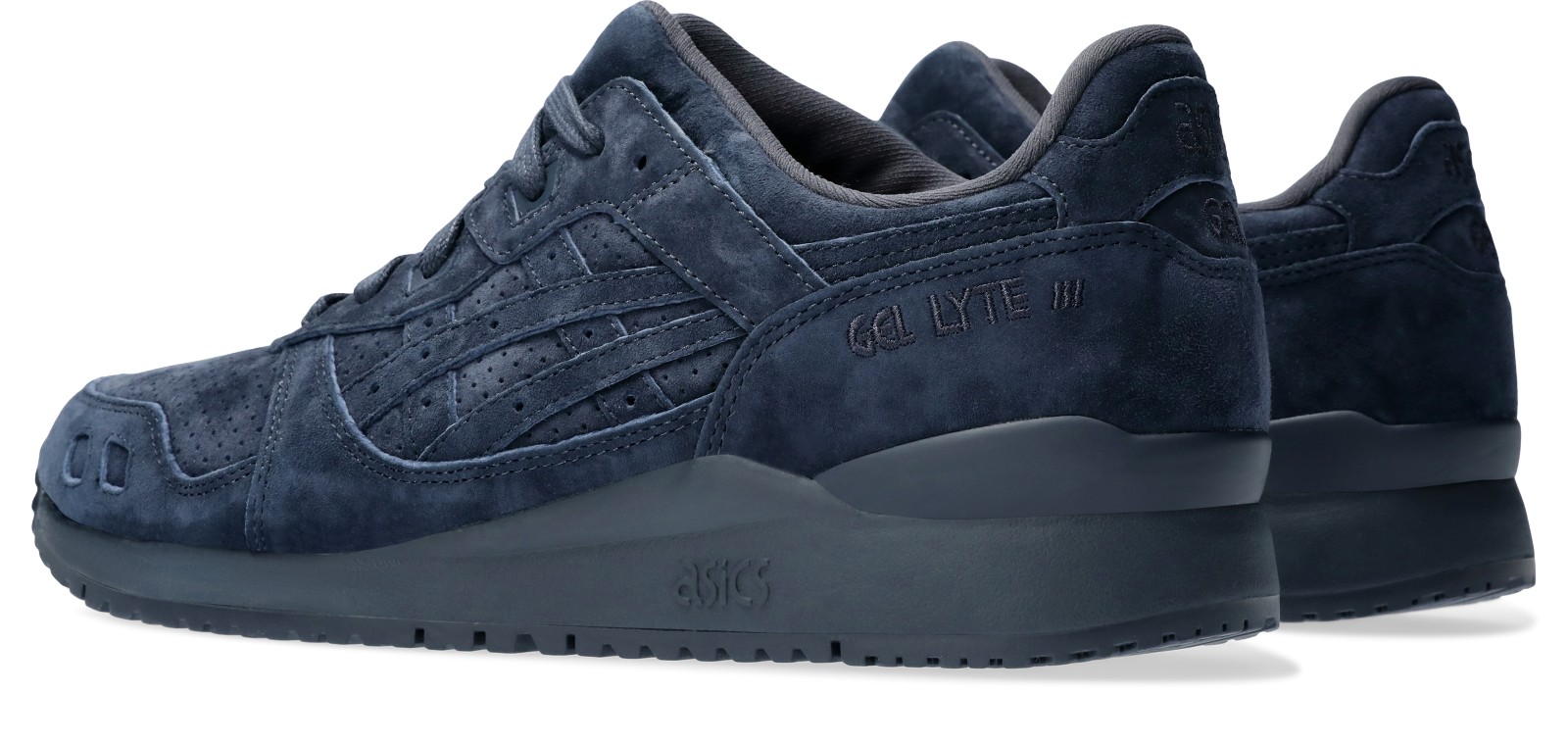 斜め後ろ：GEL LYTE III刺繍と重なる踵。写真：ASICS公式1203A441-400商品ページ