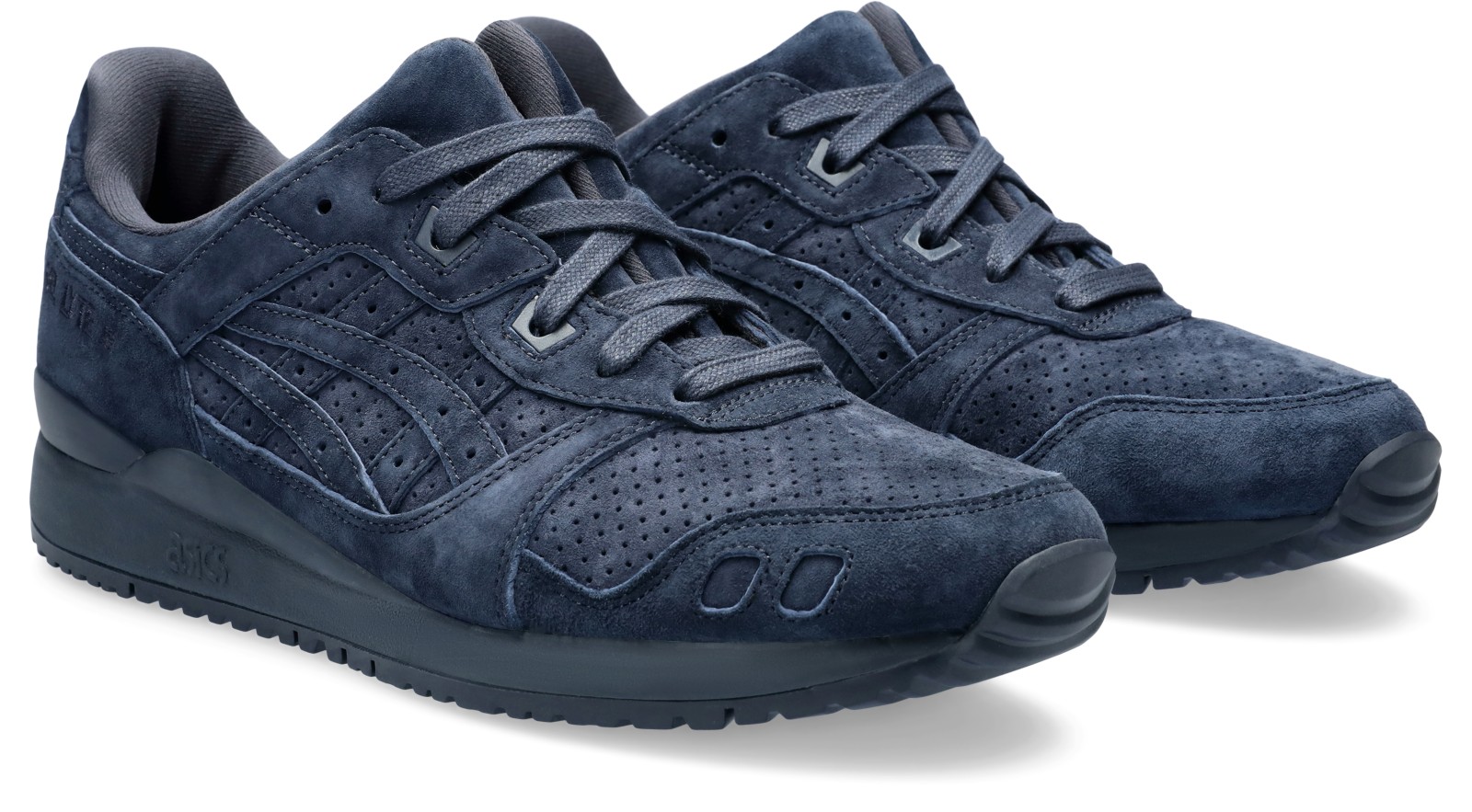 斜め前：分かれたタンとつま先の小窓。写真：ASICS公式1203A441-400商品ページ