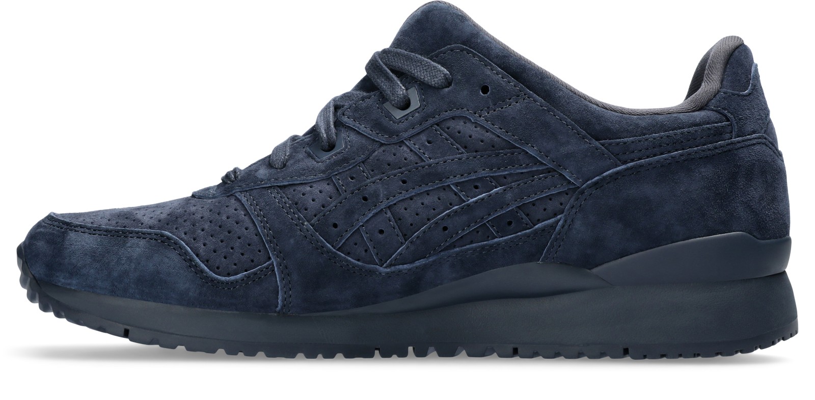 内側面：紺のアッパーと同系色のソール。写真：ASICS公式1203A441-400商品ページ