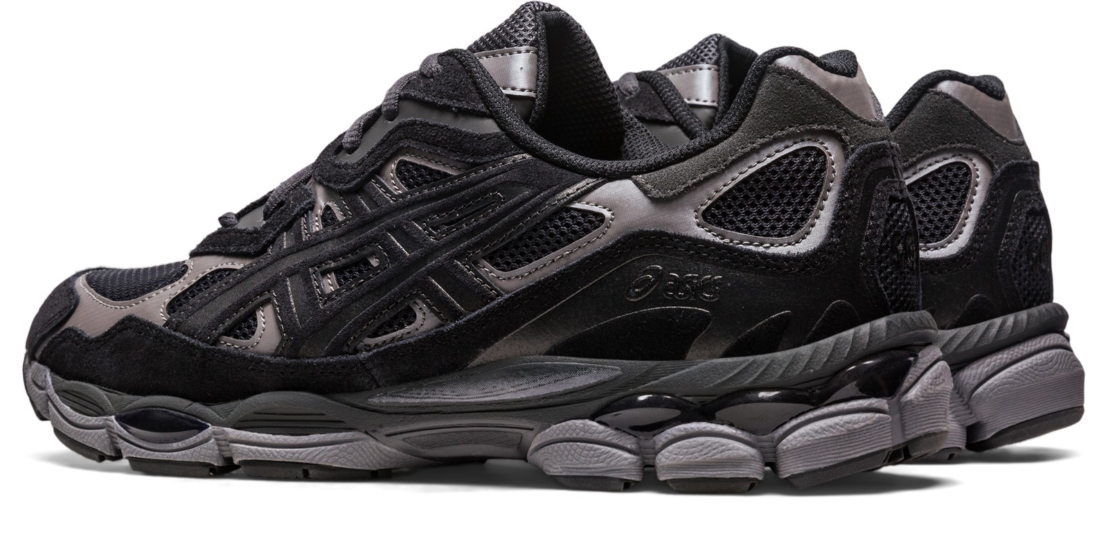 斜め後ろから見る踵とソールの重なり。写真：ASICS公式1201A789-020商品ページ