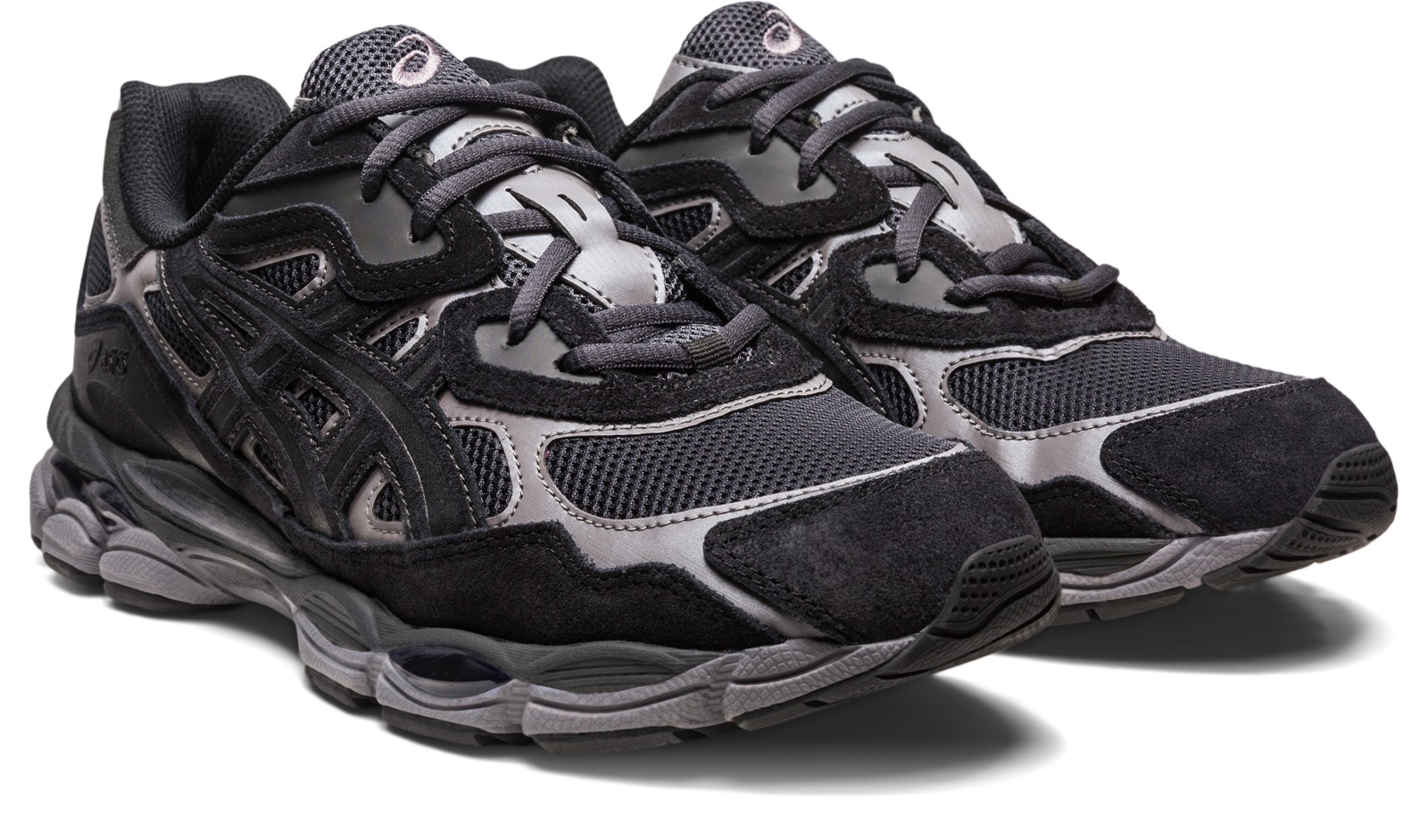 斜め前から見る左右のシューズとつま先。写真：ASICS公式1201A789-020商品ページ