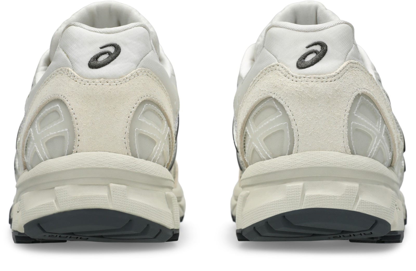 真後ろ：踵のロゴと角張ったソール。写真：ASICS公式1201A727-101商品ページ