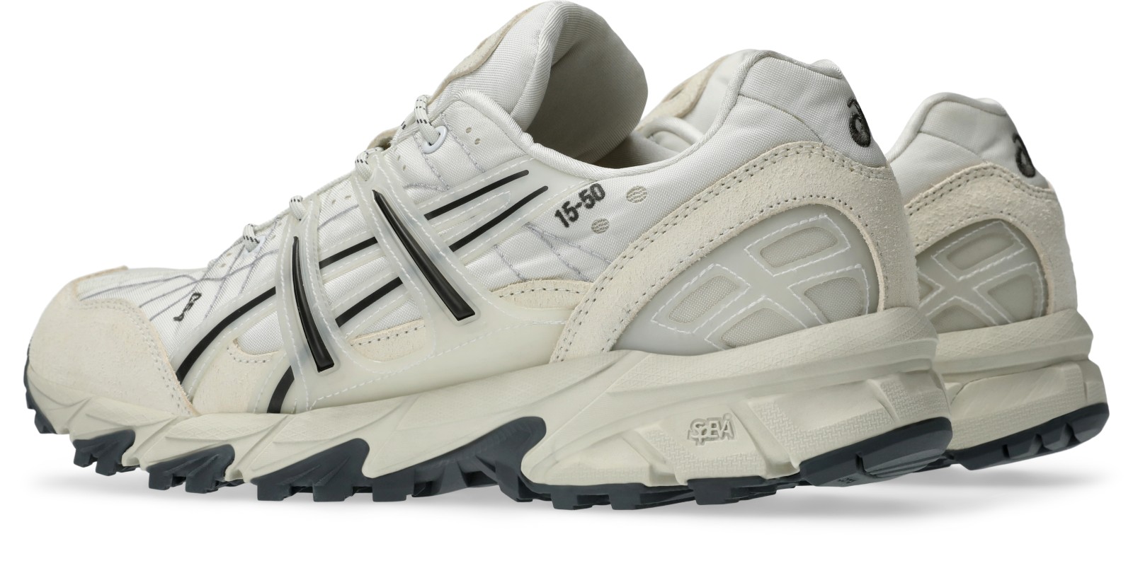 斜め後ろ：踵の重なりと15-50の文字。写真：ASICS公式1201A727-101商品ページ