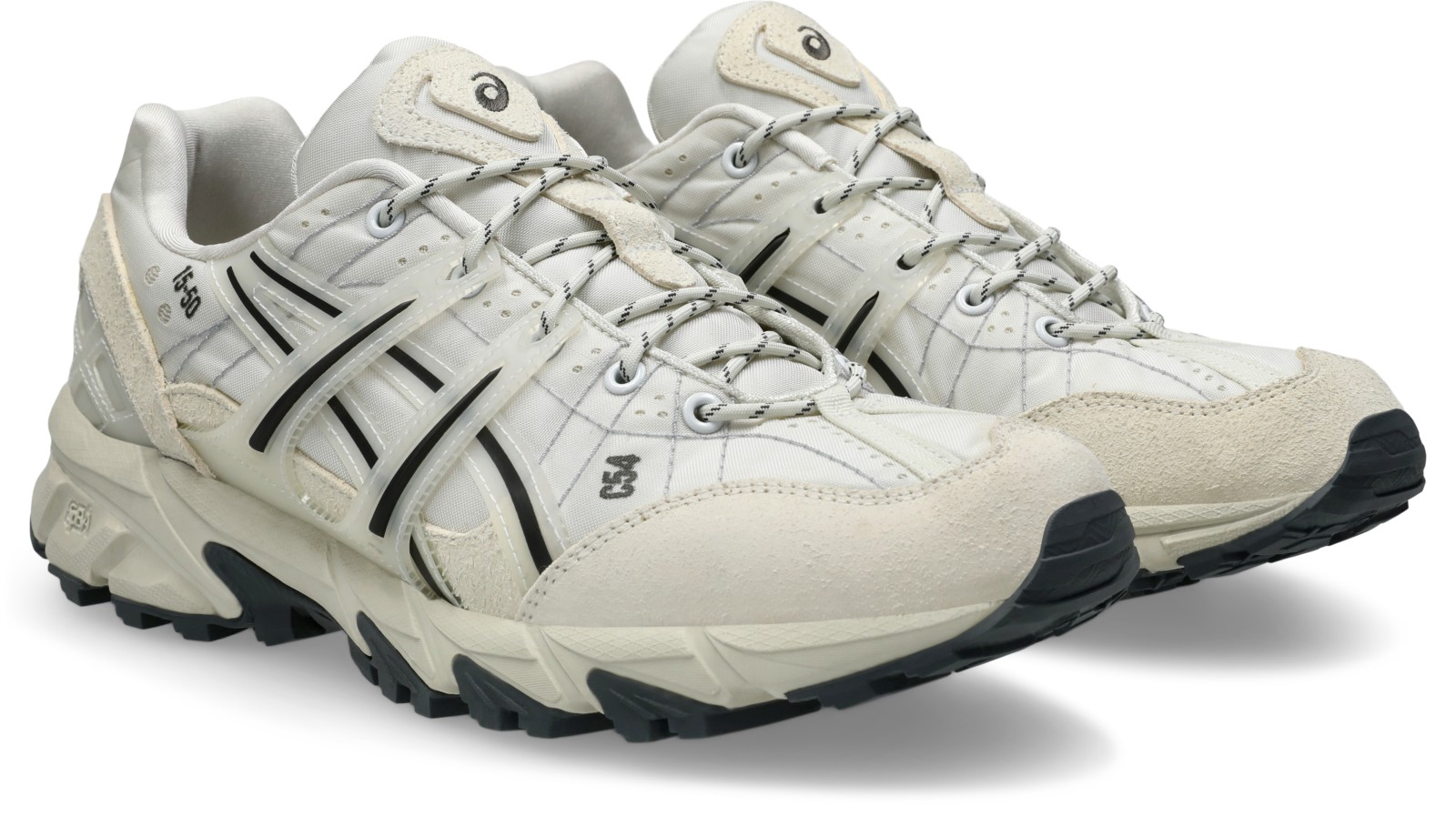斜め前：丸みのあるシュータンと斑点入りのひも。写真：ASICS公式1201A727-101商品ページ