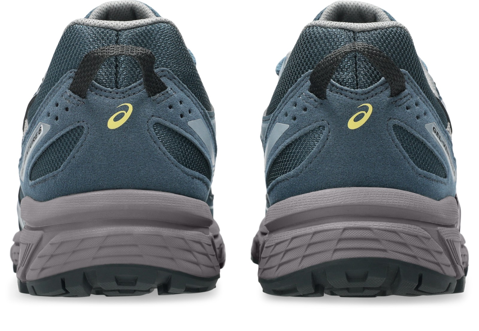 踵：黄色いロゴ・黒いループ・グレーのソール。写真：ASICS公式1203A438-400商品ページ