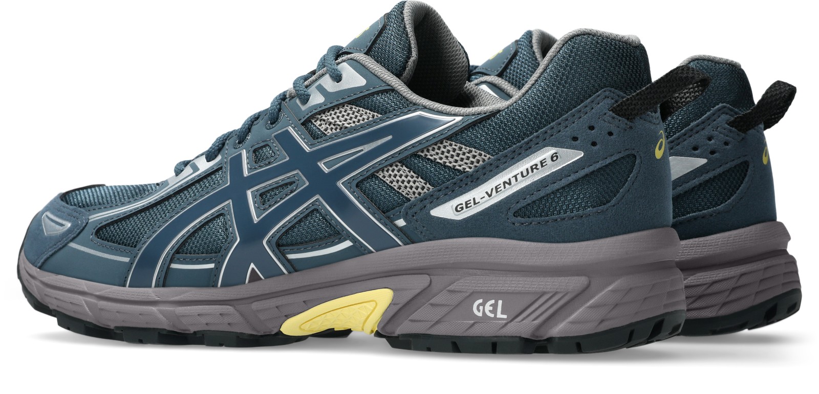 斜め後ろ：踵の補強・GEL表記とループ。写真：ASICS公式1203A438-400商品ページ