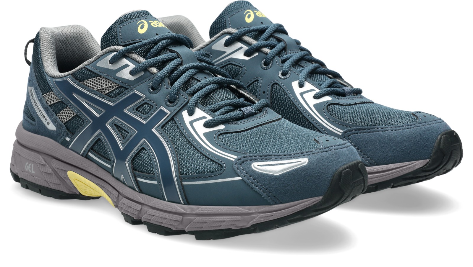 斜め前：メッシュ調のつま先と同系色のひも。写真：ASICS公式1203A438-400商品ページ