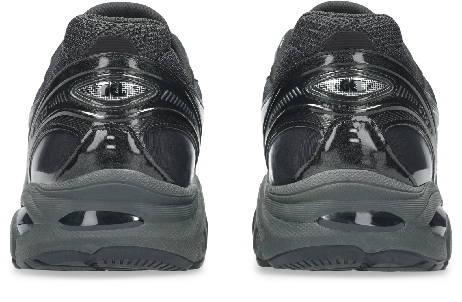 真後ろ:楕円形のGEL表示と踵パネル。写真:ASICS公式1203A764-001商品ページ