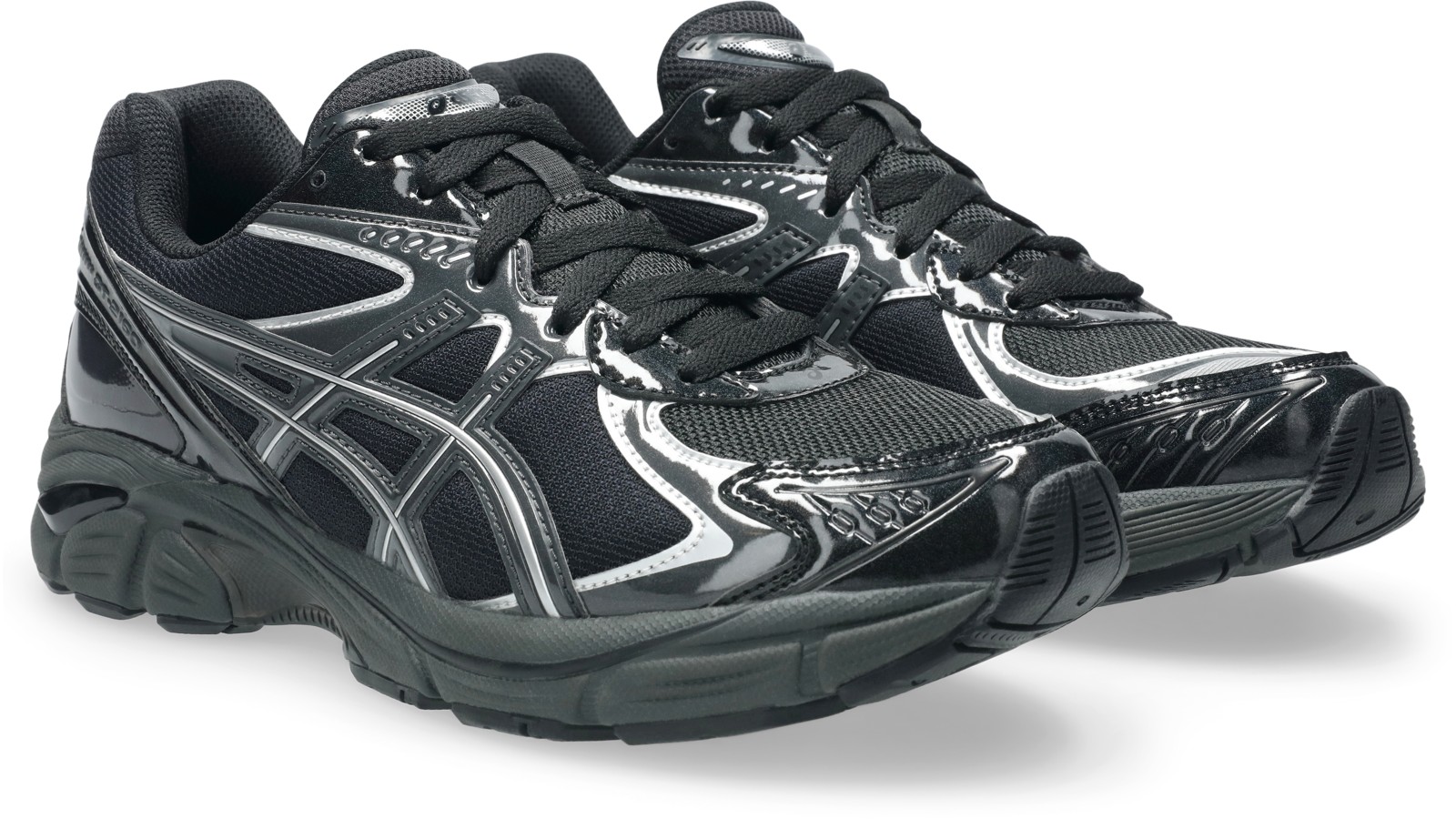斜め前:つま先の重なりと黒いひも。写真:ASICS公式1203A764-001商品ページ