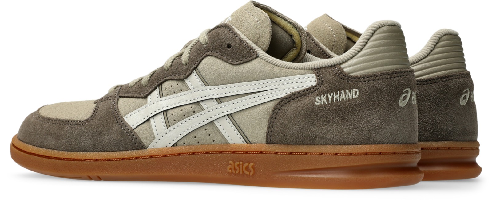 斜め後ろのペア:踵とガムソール。写真:ASICS公式1203A452-203商品ページ