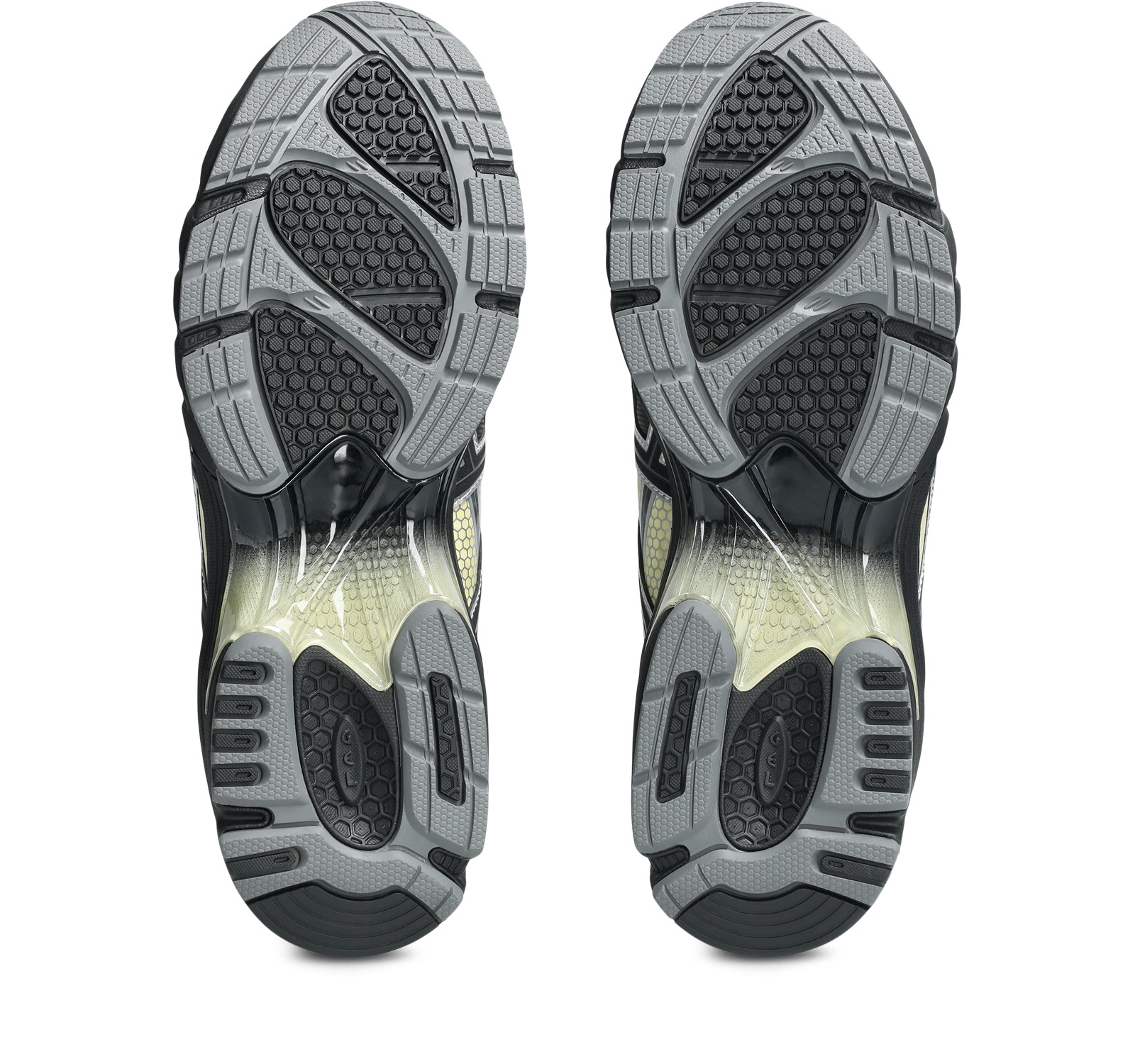 靴底：六角形状の模様と中央の淡色パーツ。写真：ASICS公式1203A779-020商品ページ