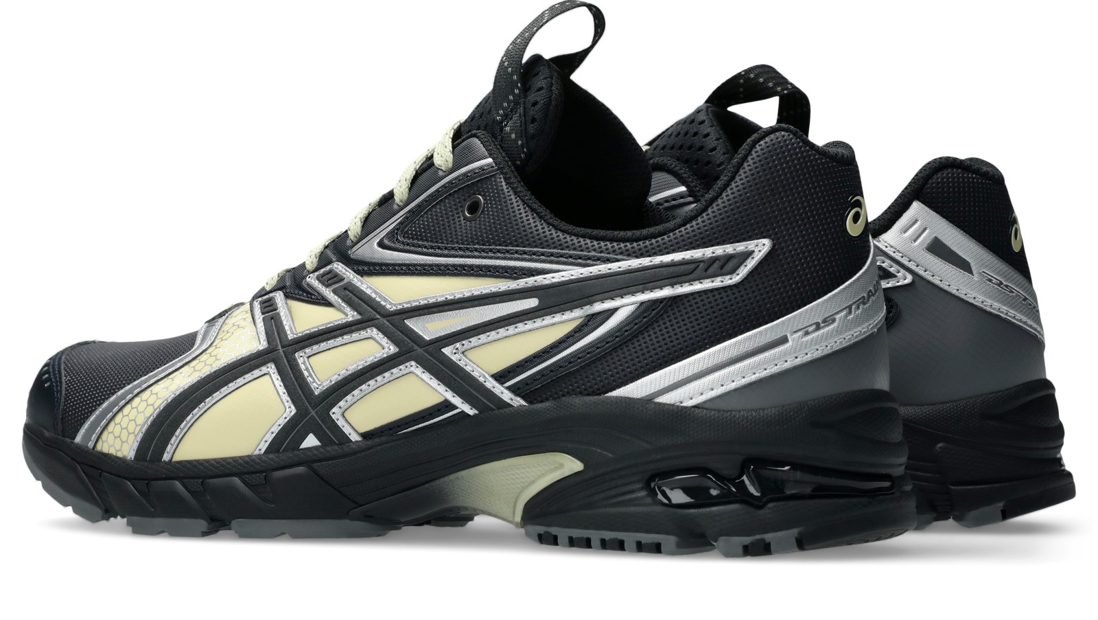 斜め後ろ：モデル名の帯と黒いソール。写真：ASICS公式1203A779-020商品ページ