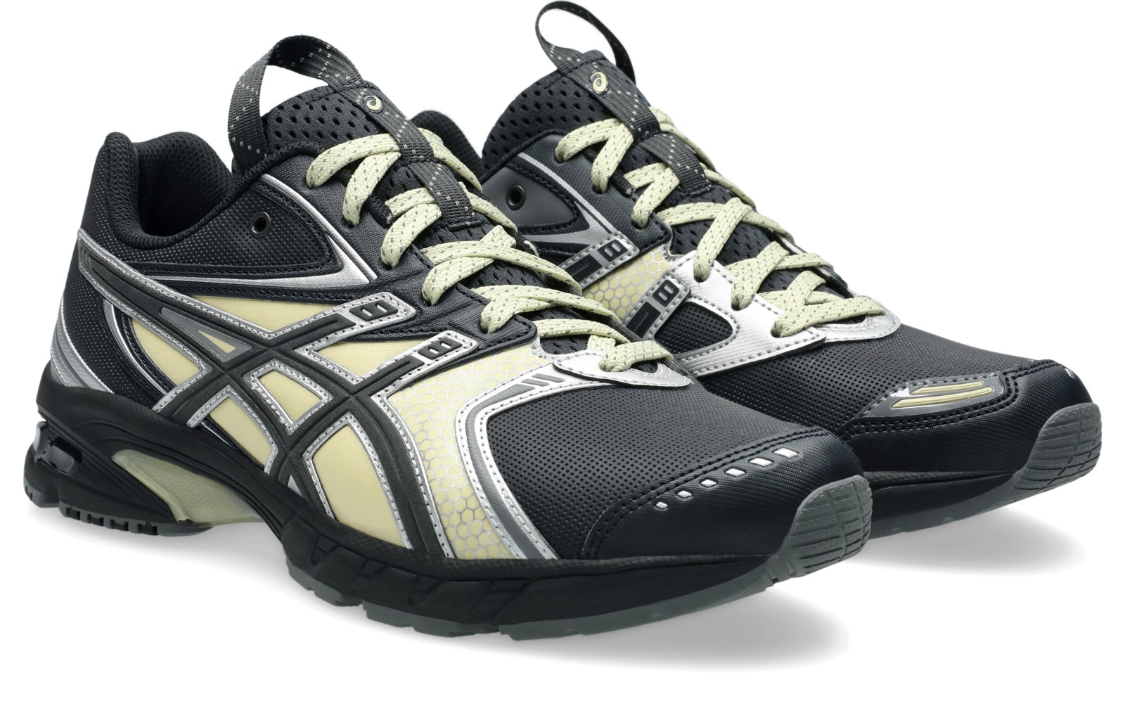 斜め前：淡いひもとつま先左右の意匠。写真：ASICS公式1203A779-020商品ページ