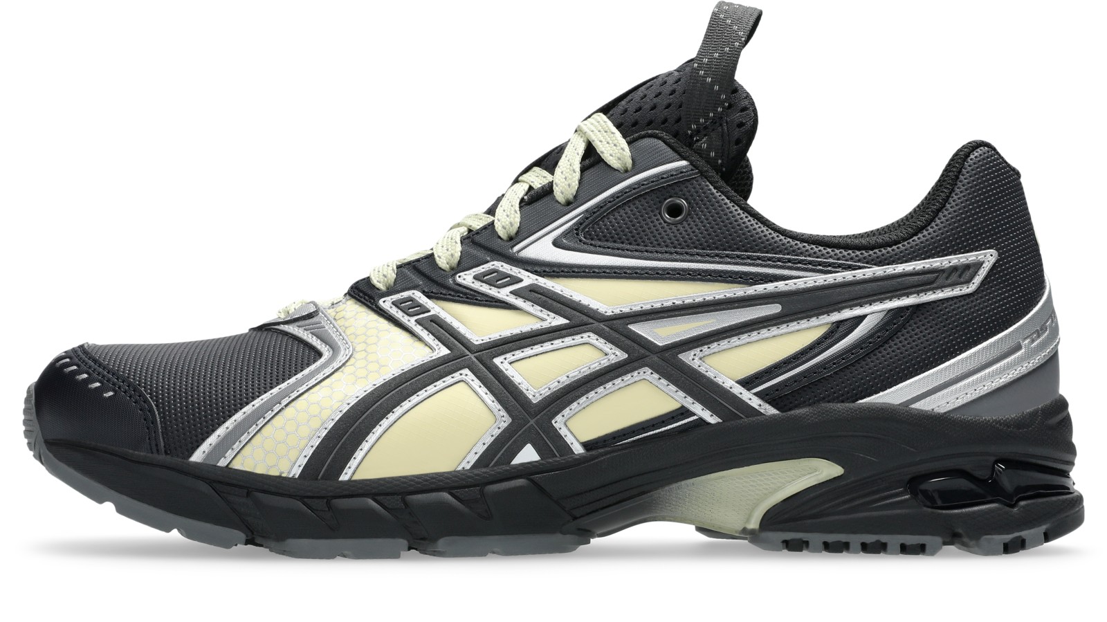 外側面：濃いグレーと淡色パネル・銀色の縁。写真：ASICS公式1203A779-020商品ページ