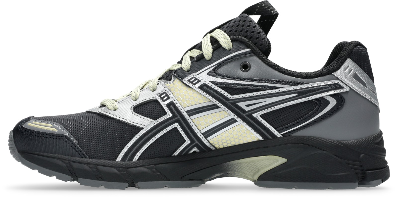 内側面：大きな切り替えとサポート部分の見え方。写真：ASICS公式1203A779-020商品ページ
