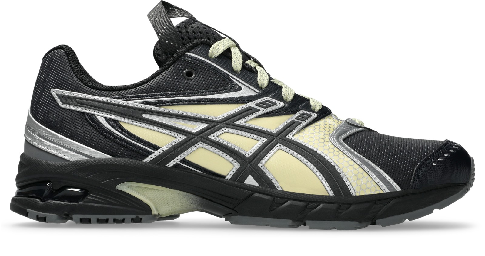 右向き側面：全体の配色とパネルの重なり。写真：ASICS公式1203A779-020商品ページ