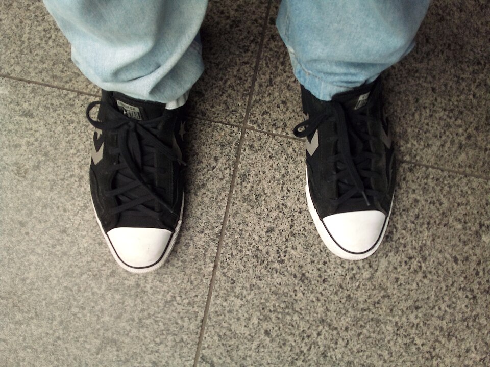 黒いキャンバス地のConverse All Starを上から撮影した実物写真
