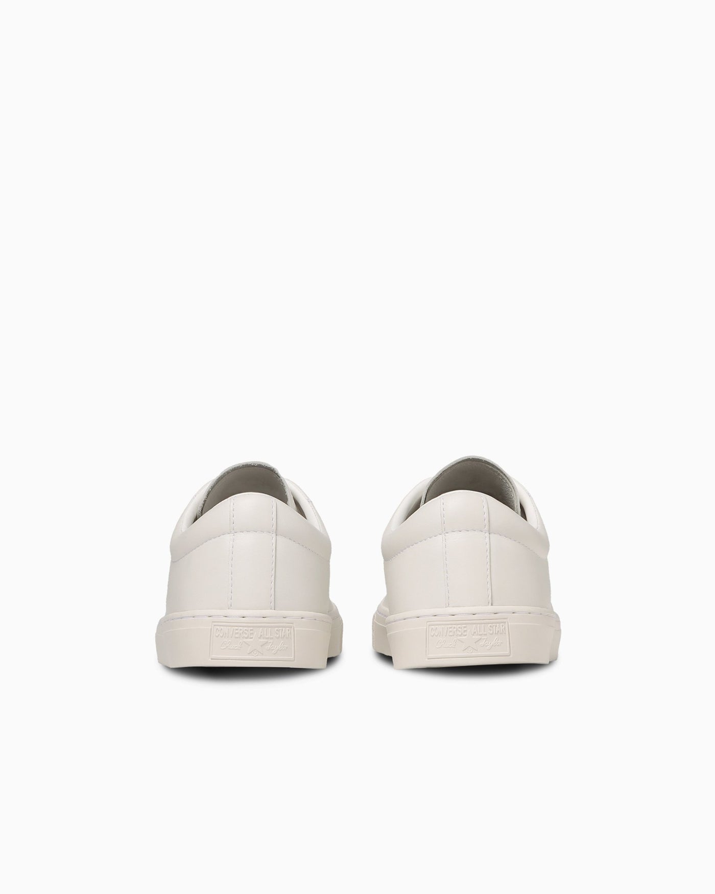 踵:同系色のヒールラベルと中央の縫い目。写真:CONVERSE公式38002000商品ページ