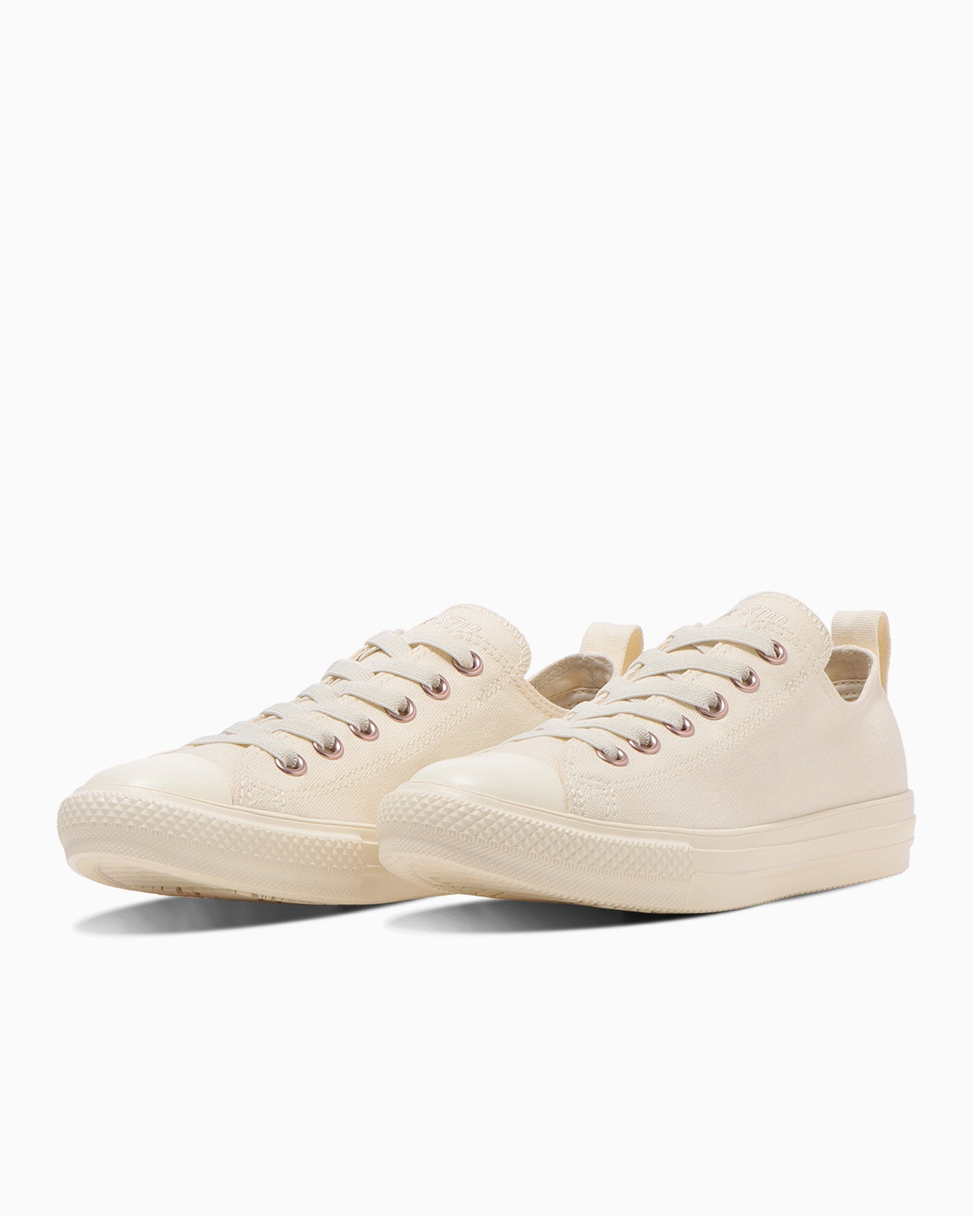 斜め前のペア:オフホワイトとピンクゴールドの金具。写真:CONVERSE公式31316441商品ページ
