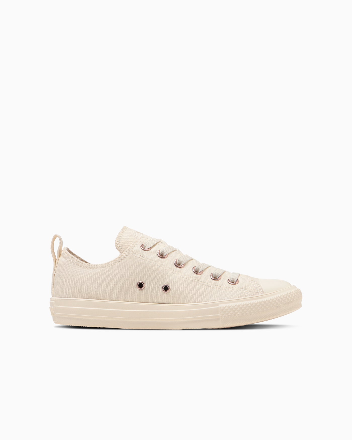 内側面:二つの金具と低い履き口。写真:CONVERSE公式31316441商品ページ