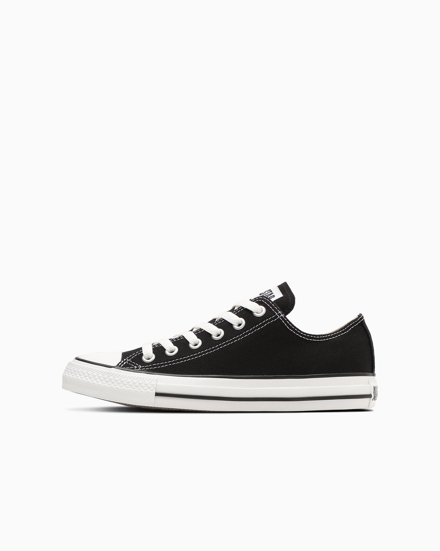 外側の全体像：黒いキャンバスと白いソール。写真：CONVERSE公式31316891商品ページ