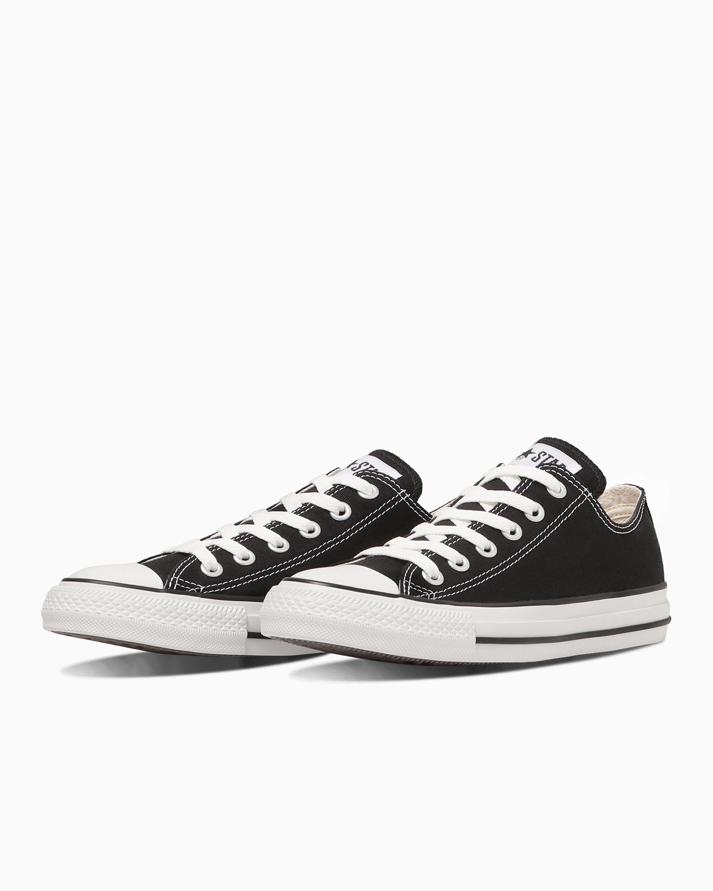 ペアの斜め前：白いトウキャップとひも。写真：CONVERSE公式31316891商品ページ
