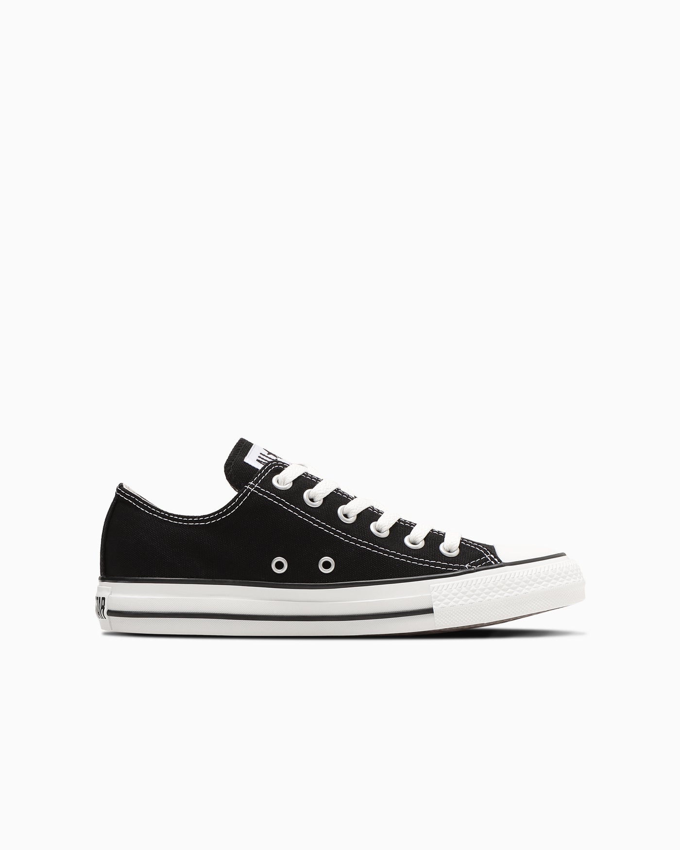 内側の全体像：2つのハトメとローカットの形。写真：CONVERSE公式31316891商品ページ