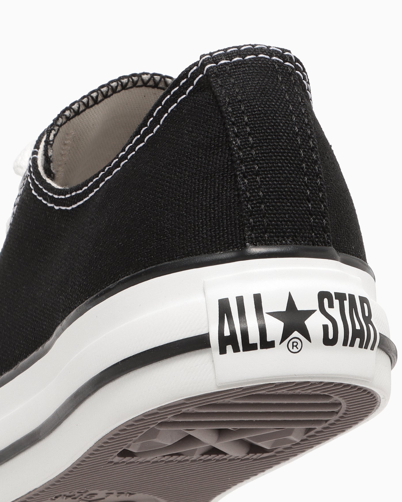 かかとの拡大：縫い目とラベルの位置。写真：CONVERSE公式31316891商品ページ