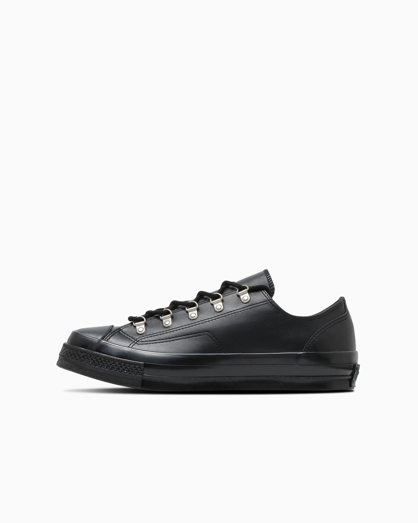 外側面：黒いレザーと角ばった飾りステッチ。写真：CONVERSE公式31319220商品ページ