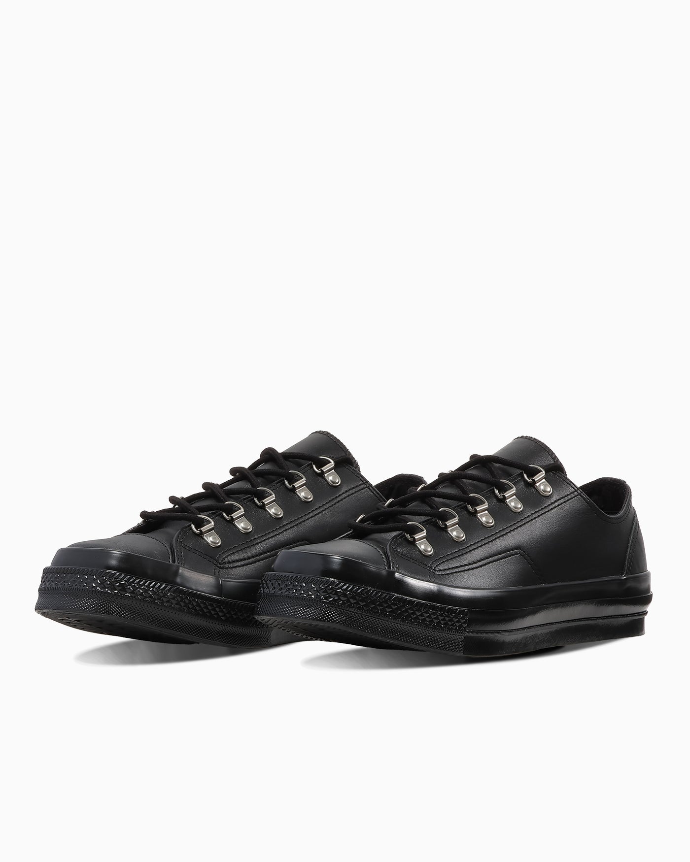 斜め前のペア：スクエアトウと銀色のDリング。写真：CONVERSE公式31319220商品ページ