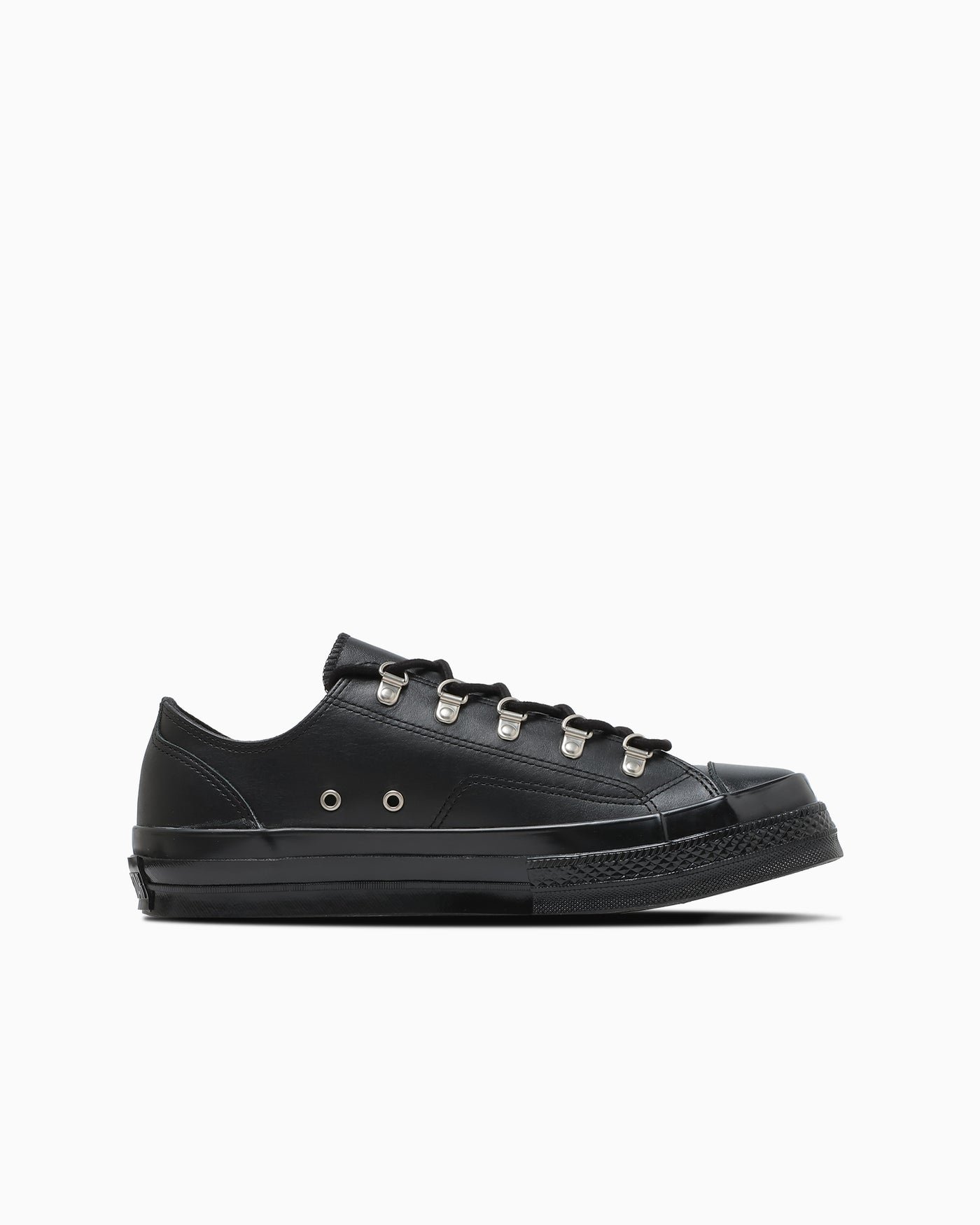 内側面：二つの金具と黒いソール。写真：CONVERSE公式31319220商品ページ