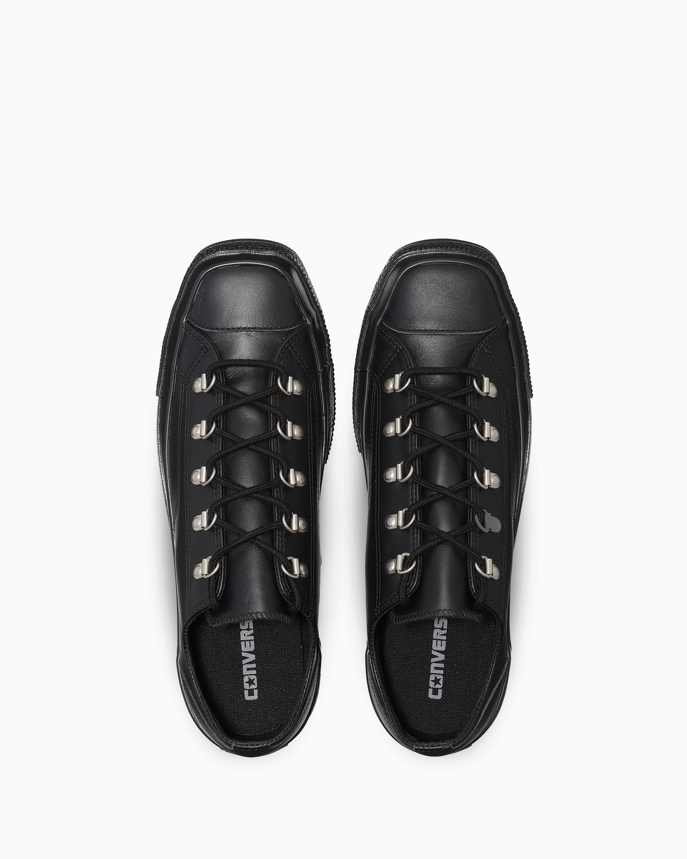 真上：つま先の角形と丸ひもの並び。写真：CONVERSE公式31319220商品ページ