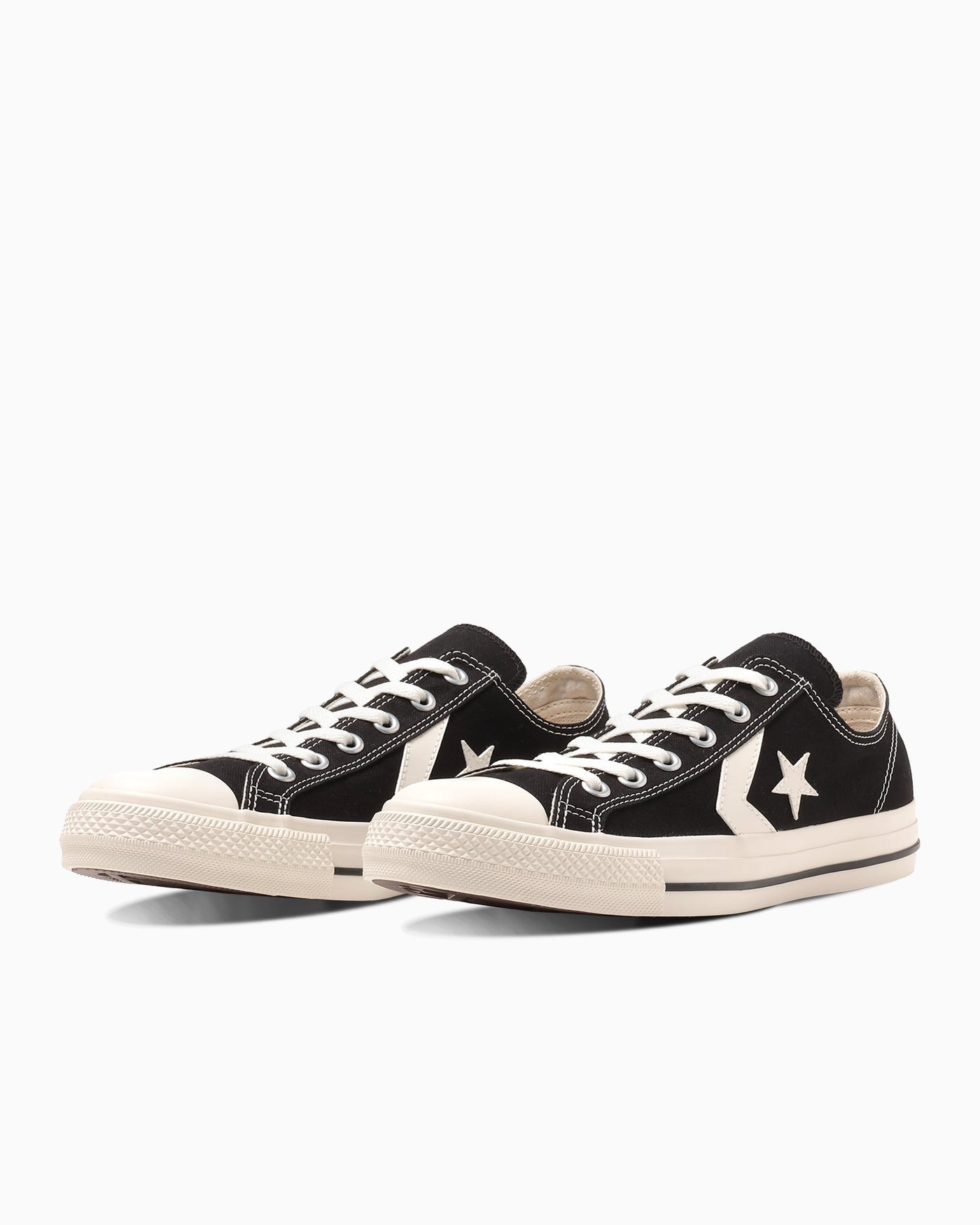 斜め前のペア:黒キャンバスと白いトウキャップ。写真:CONVERSE公式34201850商品ページ