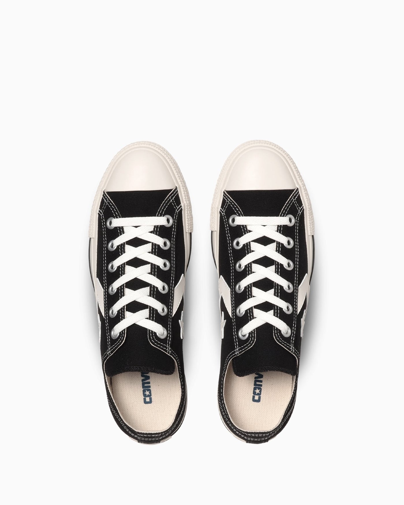 真上:白いひもと黒いタン。写真:CONVERSE公式34201850商品ページ