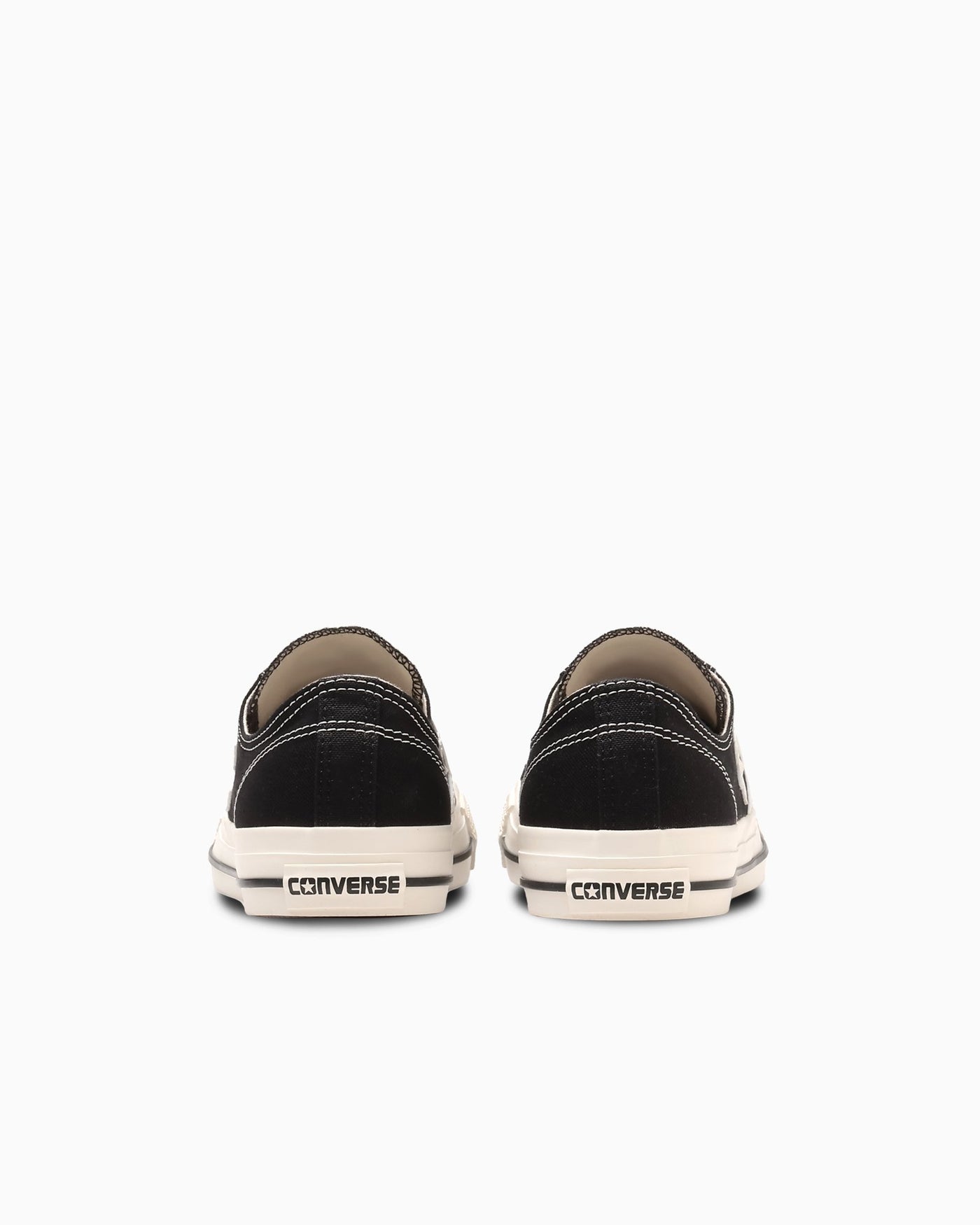 後ろ姿:白い縫い目とCONVERSE表示。写真:CONVERSE公式34201850商品ページ