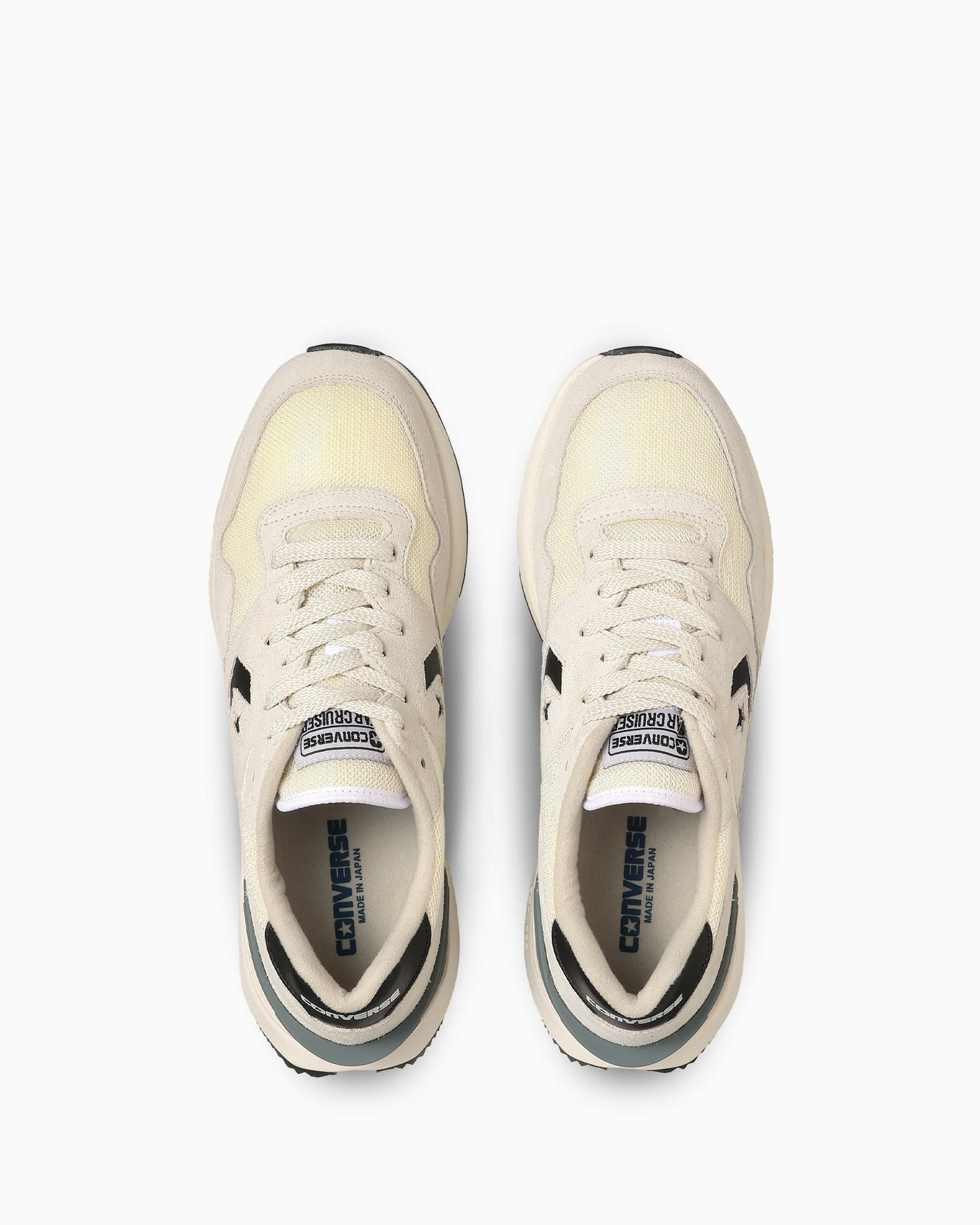 真上：明るいひもとMADE IN JAPANの中敷表示。写真：CONVERSE公式34202002商品ページ