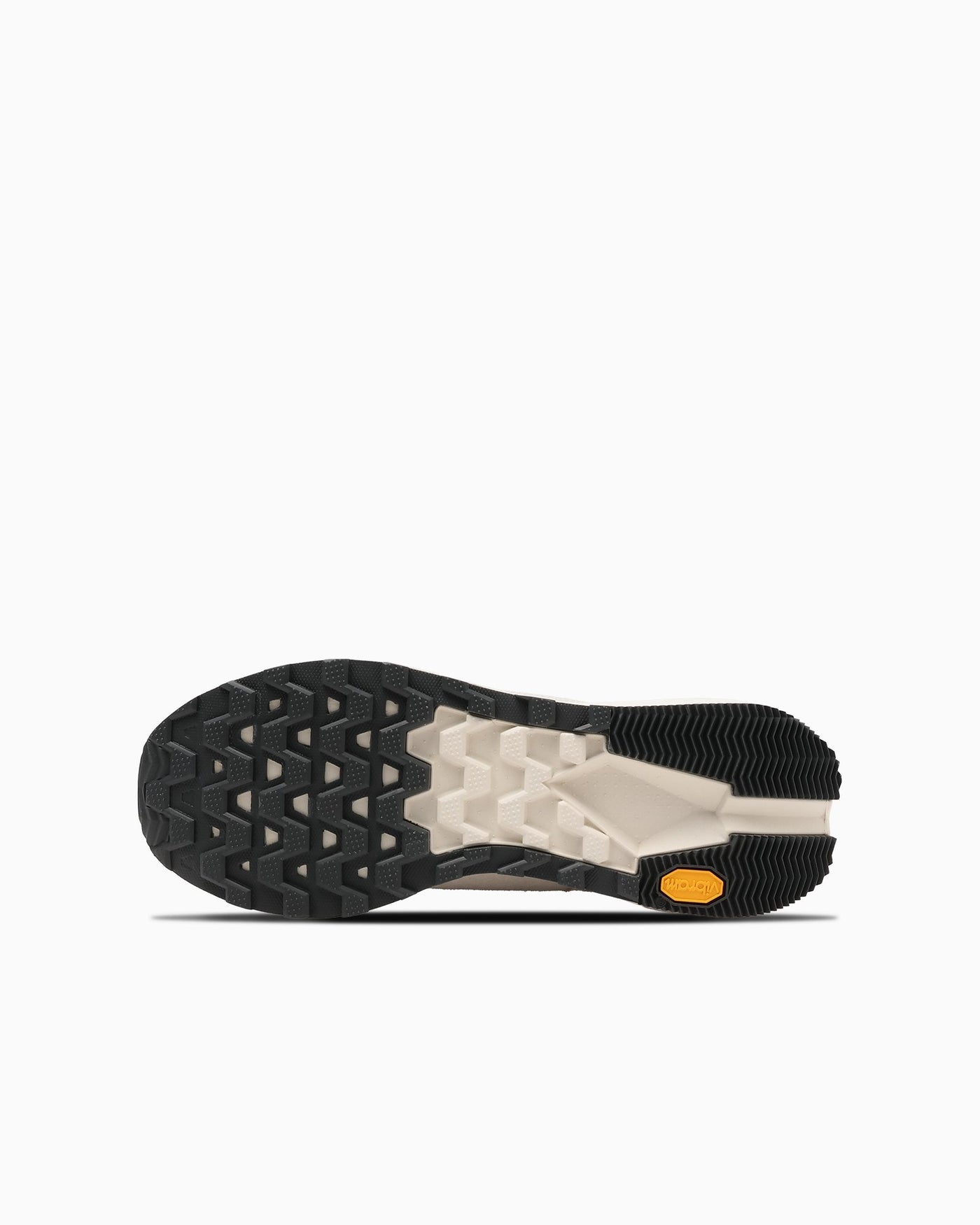 靴底：黒いラバーと黄色いVibramの表示。写真：CONVERSE公式34202002商品ページ