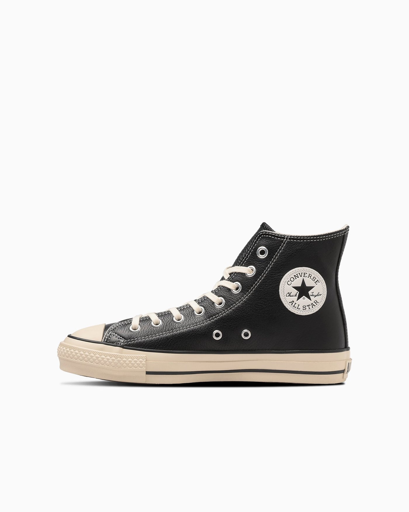 内側面:円形のアンクルパッチと二つの金具。写真:CONVERSE公式31312810商品ページ