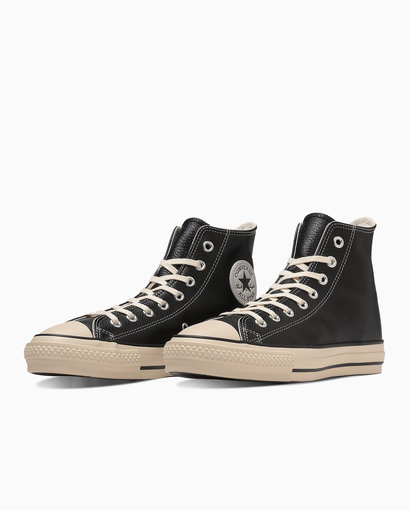 斜め前のペア:黒レザーと明るいひも・ソール。写真:CONVERSE公式31312810商品ページ