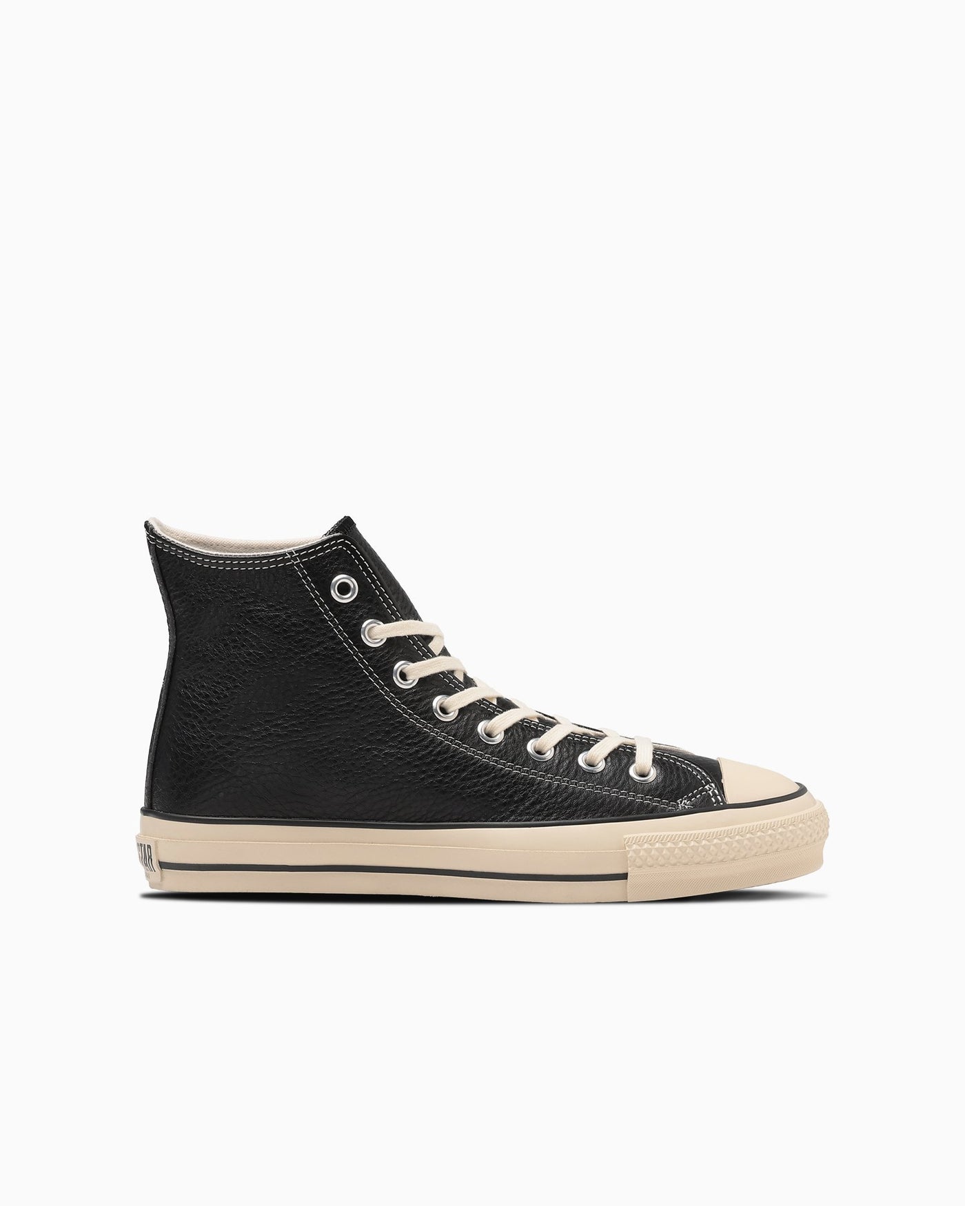 外側面:レザーの表面と高い履き口。写真:CONVERSE公式31312810商品ページ