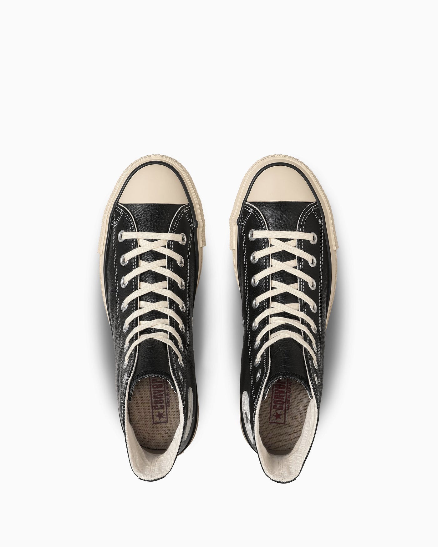 真上:ひも列と赤い中敷ロゴ。写真:CONVERSE公式31312810商品ページ