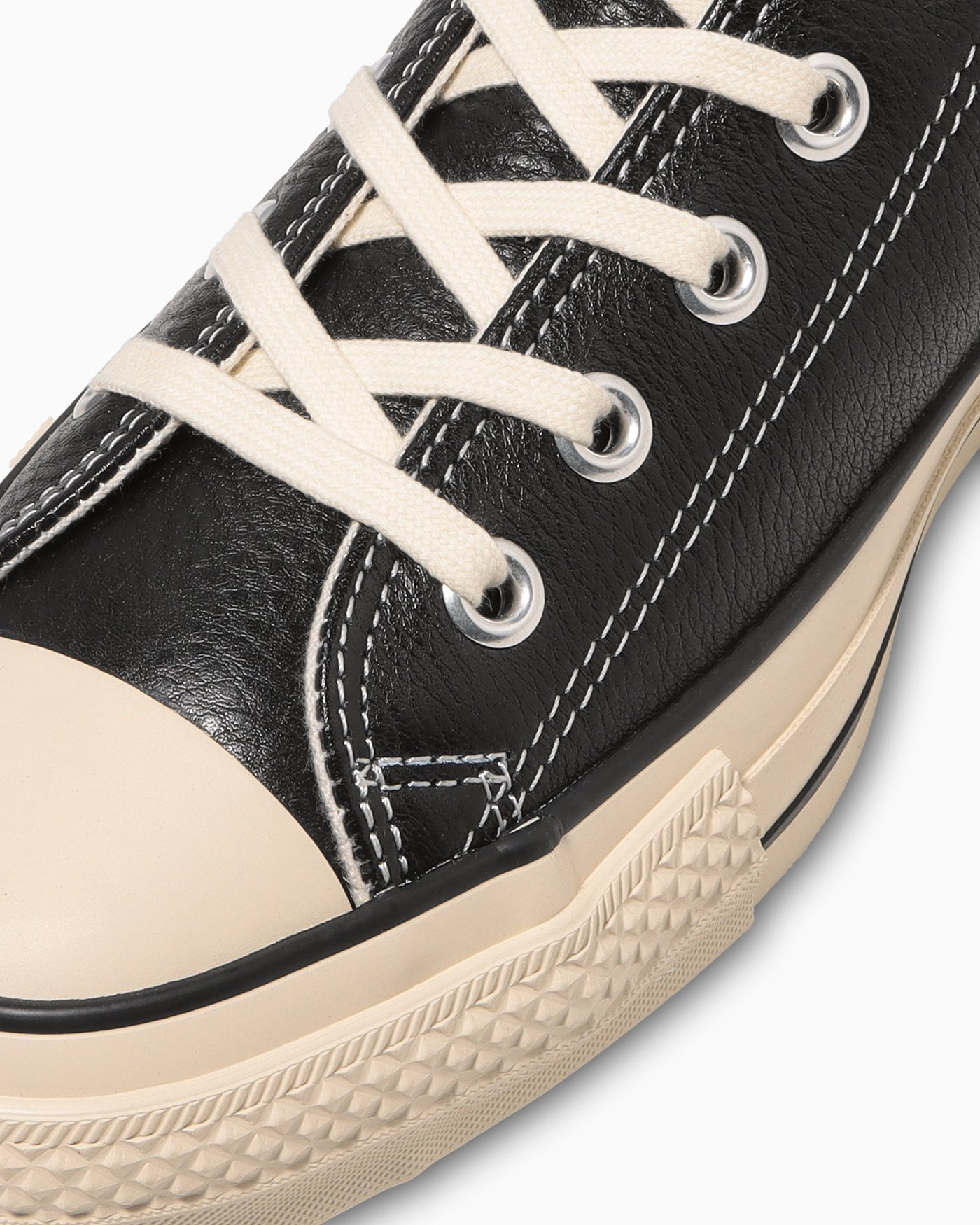 前足部のアップ:レザーと金具・ステッチ。写真:CONVERSE公式31312810商品ページ